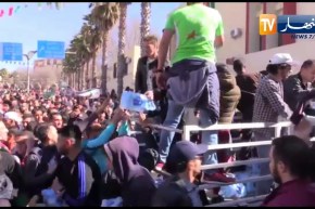 شاهد.. محسنون يوزعون المياه المعدنية على المتظاهرين بتلمسان