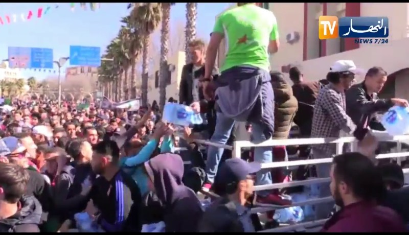 شاهد.. محسنون يوزعون المياه المعدنية على المتظاهرين بتلمسان