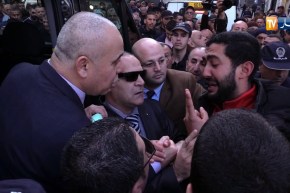 والي العاصمة يستلم ملف سكن من شاب يقطن بالشارع ويعده بدراسته في أقرب وقت