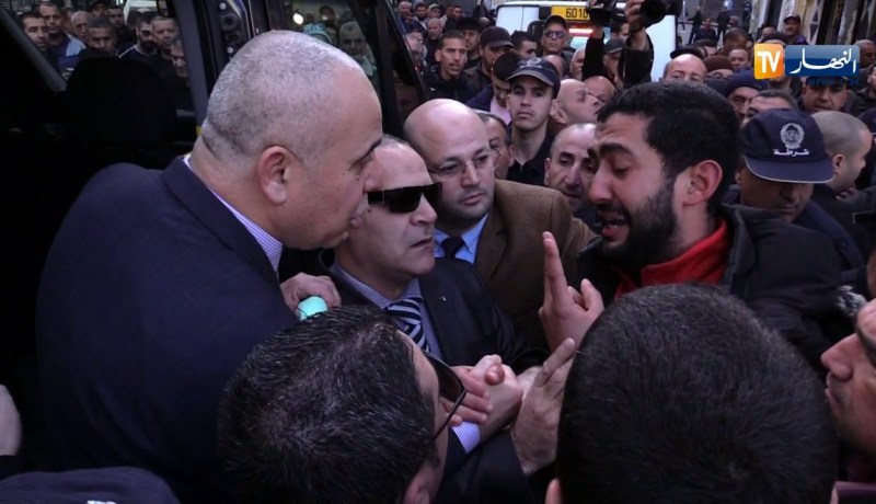 والي العاصمة يستلم ملف سكن من شاب يقطن بالشارع ويعده بدراسته في أقرب وقت