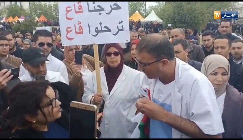 قسنطينة: الأطباء في مسيرة سلمية دعما للحراك الشعبي