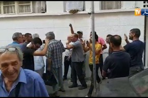 معارضون يقتحمون مكتب لجنة الحوار والوساطة ويمنعون اي احد من الإقتراب وخصوصا الصحفيين