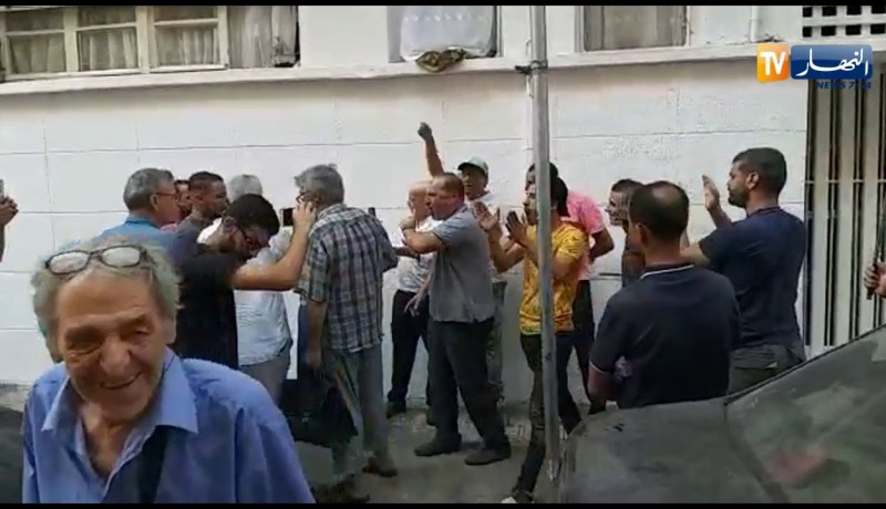 معارضون يقتحمون مكتب لجنة الحوار والوساطة ويمنعون اي احد من الإقتراب وخصوصا الصحفيين