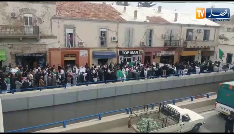 تيارت: الأطباء في مسيرة سلمية دعما للحراك الشعبي