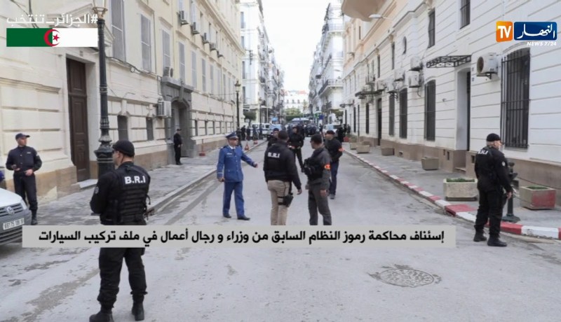 شاهد..خروج المتهمين من سجن الحراش متجهين إلى محكمة سيدي أمحمد