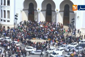 شاهد.. خروج الطلبة في مسيرة بالعاصمة مطالبين بتغيير النظام !!