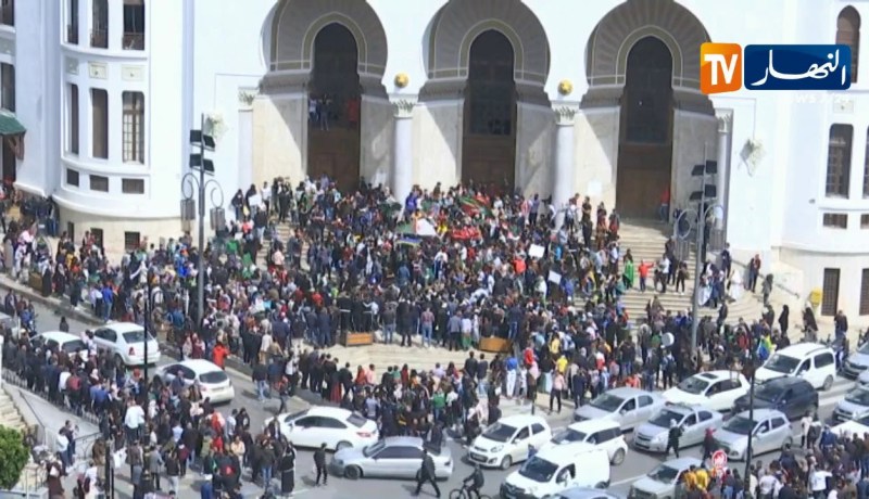 شاهد.. خروج الطلبة في مسيرة بالعاصمة مطالبين بتغيير النظام !!