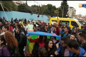 طلبة جامعة تيزي وزو في مسيرة سلمية رفضا لتمديد وتأجيل الإنتخابات