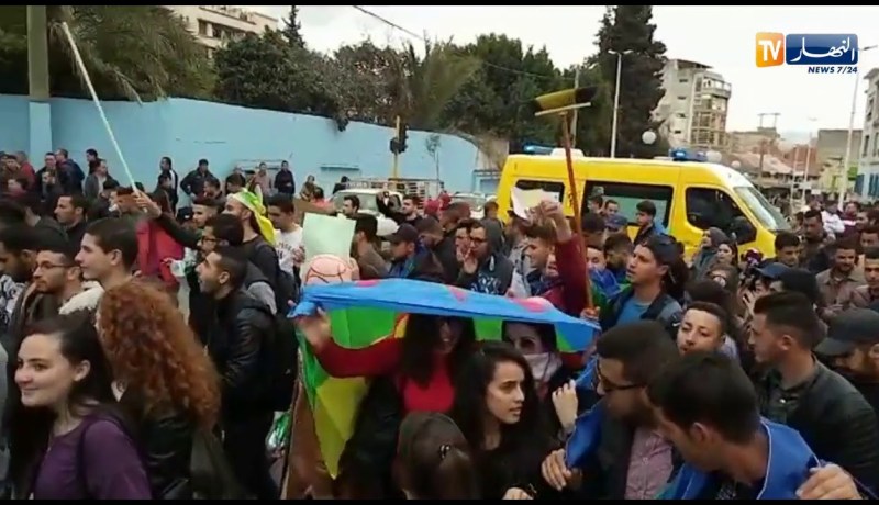 طلبة جامعة تيزي وزو في مسيرة سلمية رفضا لتمديد وتأجيل الإنتخابات