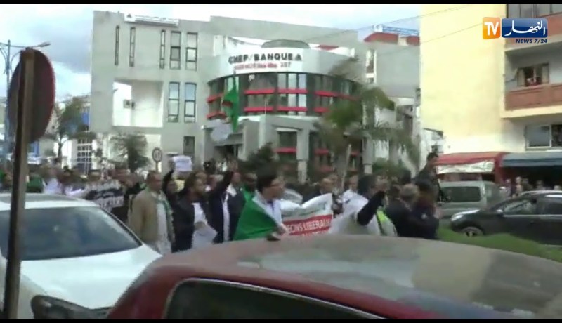 سكيكدة: الأطباء في مسيرة سلمية رفضا لتأجيل الإنتخابات والتمديد