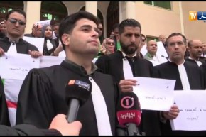 القضاة والمحامين في وقفة لدعم الحراك الشعبي بمجلس قضاء تلمسان