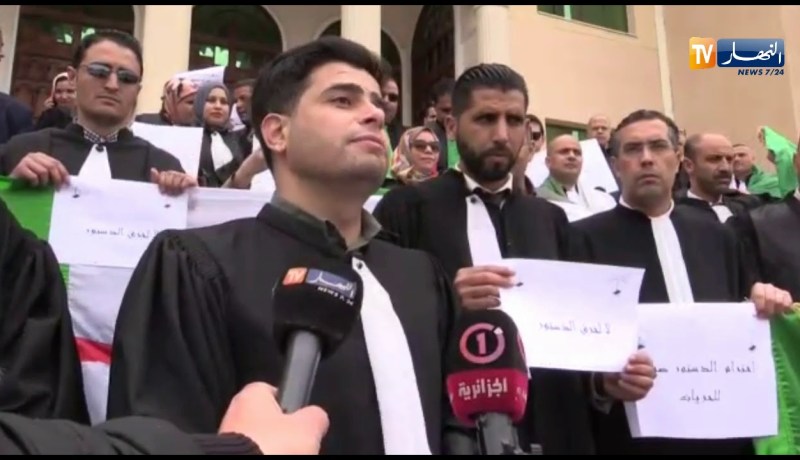 القضاة والمحامين في وقفة لدعم الحراك الشعبي بمجلس قضاء تلمسان