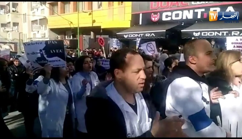 الأطباء المقيمون يغلقون شوارع  تيزي وزو