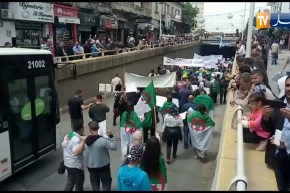 عمال بلديات تيزي وزو في مسيرة للمطالبة برحيل النظام