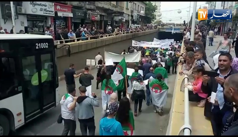 عمال بلديات تيزي وزو في مسيرة للمطالبة برحيل النظام