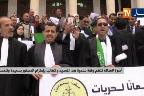 أسرة العدالة تنظم وقفة سلمية ضد التمديد وتطالب بإحترام الدستور بسعيدة وتلمسان