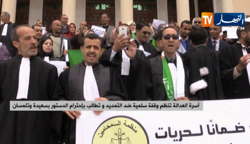 أسرة العدالة تنظم وقفة سلمية ضد التمديد وتطالب بإحترام الدستور بسعيدة وتلمسان