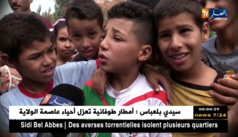 البليدة: أطفال يتجاهلون وباء الكوليرا ويتخذون من وادي بني عزة مكانا للتسلية