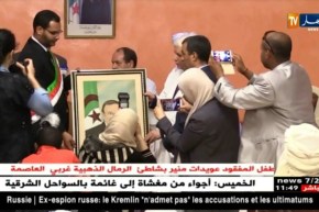 أعيان ومشايخ أدرار يكرمون الرئيس بوتفليقة على هامش زيارة وزير العدل