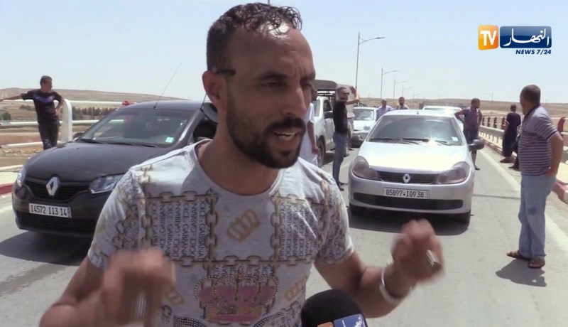 تيسمسيلت/ مواطنون يشلون الحركة بالطريق الوطني 14 إحتجاجا على تعطل ترحيلهم