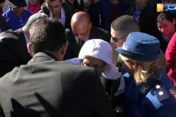 زوخ يساعد عجوز و يدفع كرسيها المتحرك