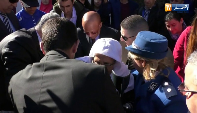 زوخ يساعد عجوز و يدفع كرسيها المتحرك