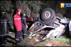 معسكر: إصابة شخصين في إنحراف شاحنة ذات مقطورة