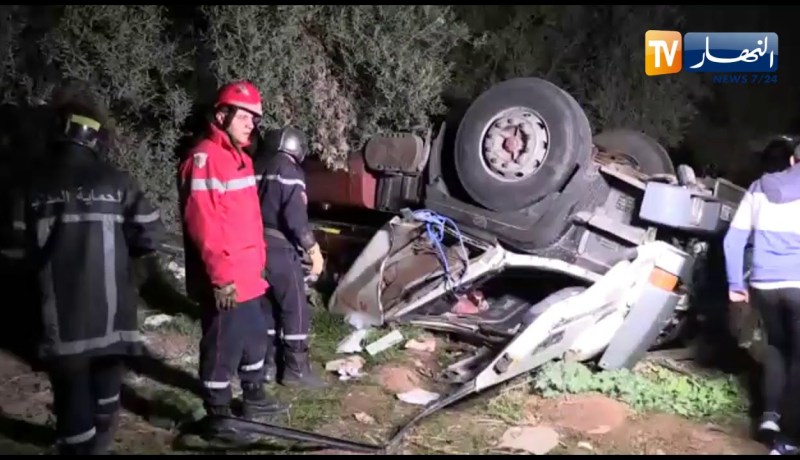 معسكر: إصابة شخصين في إنحراف شاحنة ذات مقطورة