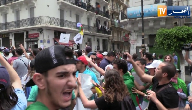 طلبة الجامعات ينقلون مسيرتهم السلمية أمام قصر الحكومة