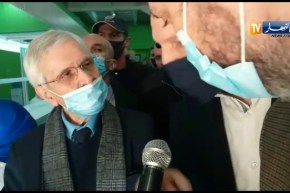 وزير الطاقات المتجددة يبدي إعجابه بمصابيح الطاقة الشمسية بمجمع كوندور