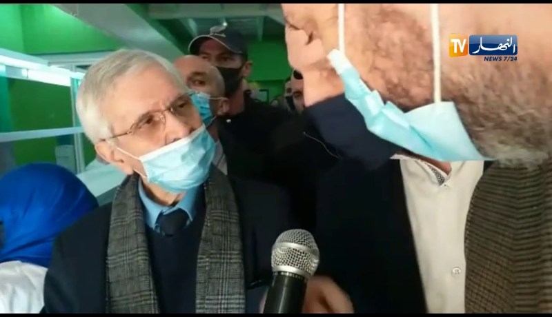 وزير الطاقات المتجددة يبدي إعجابه بمصابيح الطاقة الشمسية بمجمع كوندور