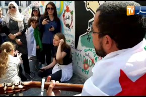 شاهد..الطلبة يحتجّون بطريقة فنّية رائعة أمام جدار الحرّية بالعاصمة !!