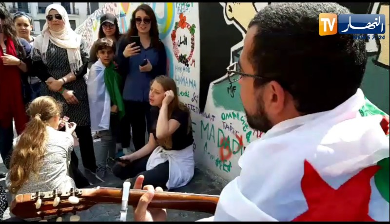 شاهد..الطلبة يحتجّون بطريقة فنّية رائعة أمام جدار الحرّية بالعاصمة !!