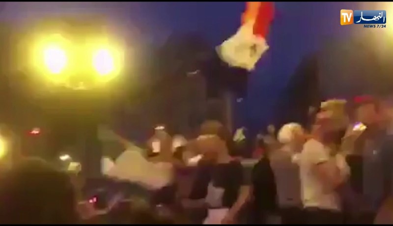 فرنسيون يعتدون على جزائري احتفل معهم بالعلم الوطني بعد تأهل فرنسا