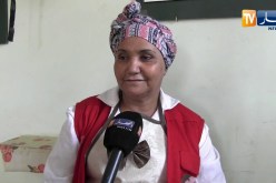 تيارت: الخالة زوليخة تقتحم العمل التطوعي و تشرف على توزيع الوجبات بالهلال الأحمر