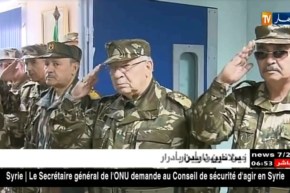 الفريق أحمد قايد صالح يلقي النظرة الأخيرة و يترحم على شهداء الوطن