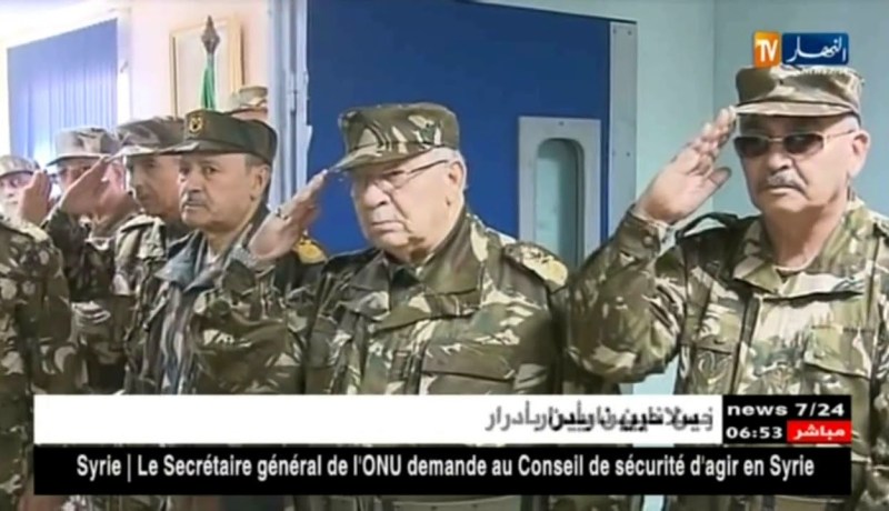 الفريق أحمد قايد صالح يلقي النظرة الأخيرة و يترحم على شهداء الوطن