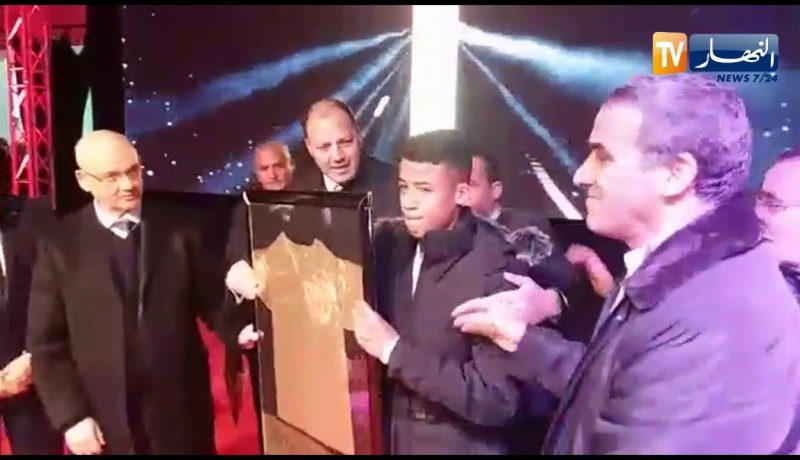 تيارت.. حطاب يشرف على منح القميص الذهبي لأحسن لاعب للأصاغر في مسابقة وطنية