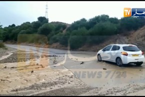 سكيكدة: مشاهد آنية لسيول تغمر الطريق الولائي ” بيسي” ببلدية بني بشي