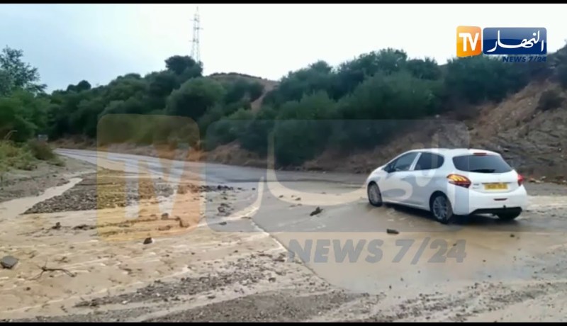 سكيكدة: مشاهد آنية لسيول تغمر الطريق الولائي ” بيسي” ببلدية بني بشي