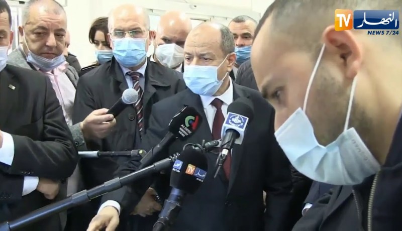 بلقاسم زغماتي خلال تدشينه للمركز الجهوي للأرشيف بقسنطينة