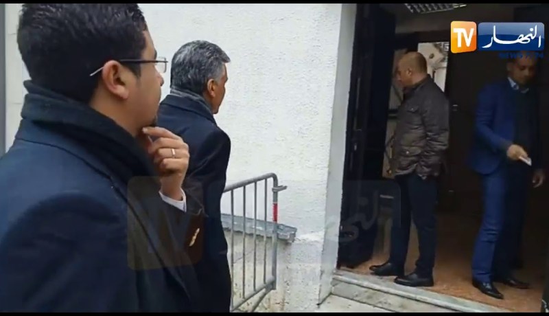 شاهد.. “رشيد نكاز”يسحب إستمارة الترشّح للرئاسيات !!