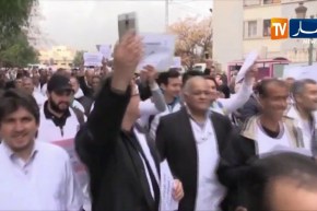 الأطباء وعمال قطاع الصحة في مسيرات سلمية لمساندة الحراك الشعبي بولايات الوطن