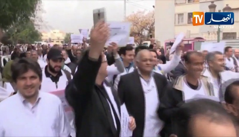 الأطباء وعمال قطاع الصحة في مسيرات سلمية لمساندة الحراك الشعبي بولايات الوطن