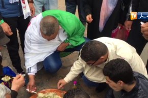 الكسكس بصمة مؤكدة في مسيرة الجمعة.. الجزائريون دائما يد واحدة