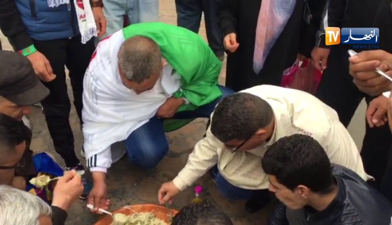 الكسكس بصمة مؤكدة في مسيرة الجمعة.. الجزائريون دائما يد واحدة