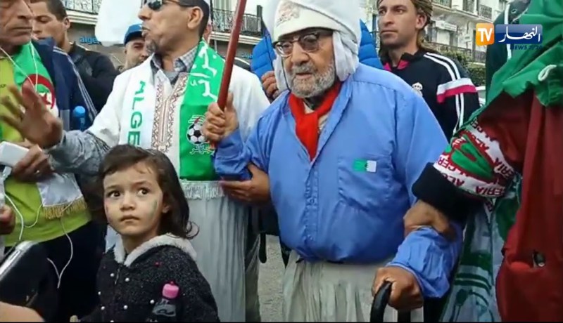 حب الوطن لهذه الدرجة..شيخ من غرداية رغم كبر سنه يشارك في مسيرة الجمعة التاسعة