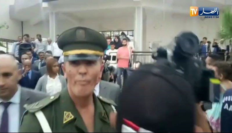 تلاميذ سيدي عبد الله بالعاصمة يستقبلون وزيرة التربية بن غبريت على طريقتهم الخاصة