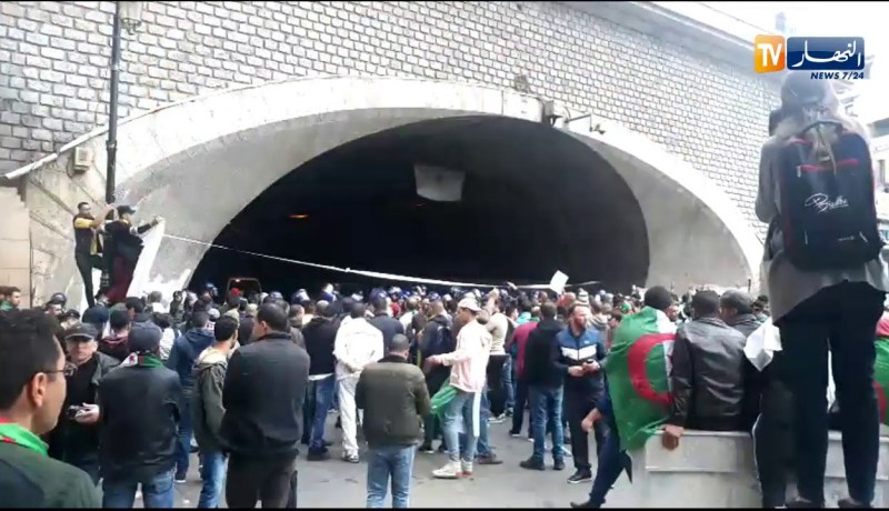 شاهد.. غلق نفق “أودان” أو “غار_حراك” من طرف قوات الأمن