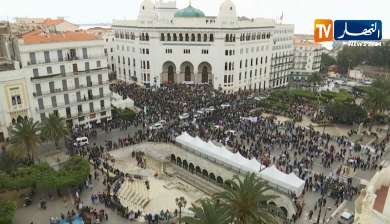 الجمعة التاسعة…المطالب تتواصل والرئاسة تدعو لحوار جماعي